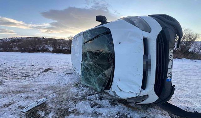 Tekeri patlayan minibüs takla attı: 4 yaralı