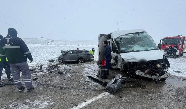 Tekirdağ'da otomobille kamyonet çarpıştı: 1 ölü, 3 yaralı