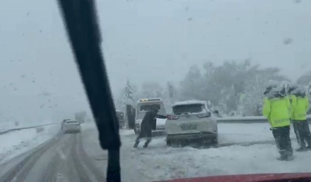 TEM Otoyolu Bolu geçişinde yoğun kar esareti: Yolda kalan araçlar trafiği aksatıyor