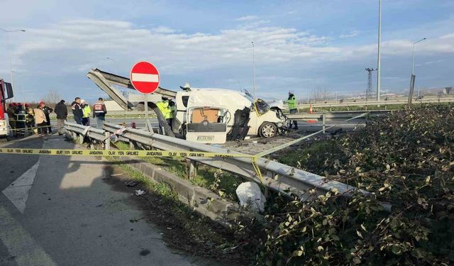 TEM'de hafif ticari araç bariyerlere saplandı, 2 kişi hayatını kaybetti