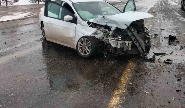 Tır ile otomobil çarpıştı: 2 yaralı