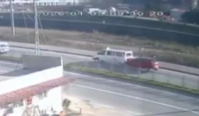 Trabzon'da yolcu indiren dolmuşa arkadan gelen otomobil çarptı: 3 yaralı