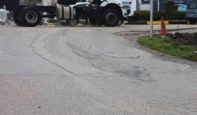 Trafik ışıklarında beklerken yolu betonla kaplayan mikser sürücüsüne ceza uygulandı