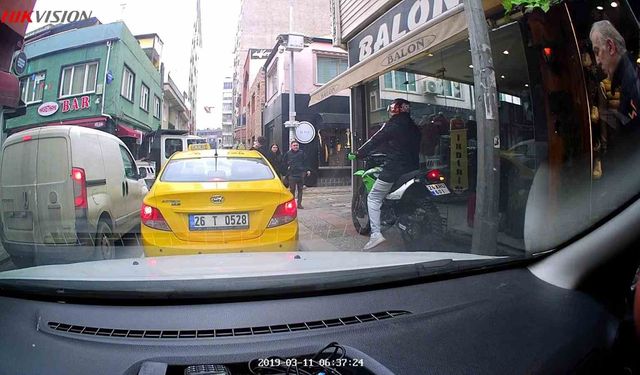 Trafikte kırmızı ışıkta beklememek için kaldırıma çıktı