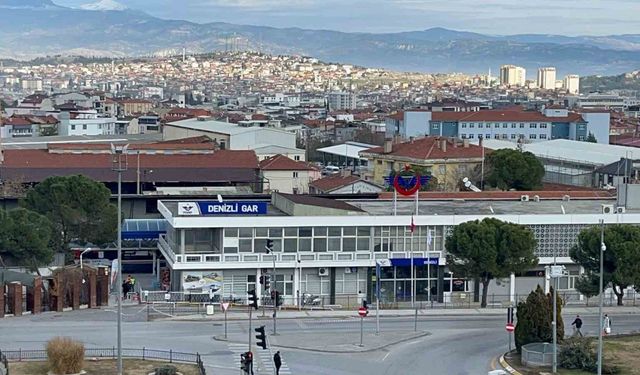 Tren garı önünde unutulan valiz bomba paniğine neden oldu