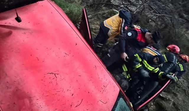 Uçuruma yuvarlanan araçta bulunan 2'si çocuk 5 kişi yaralandı