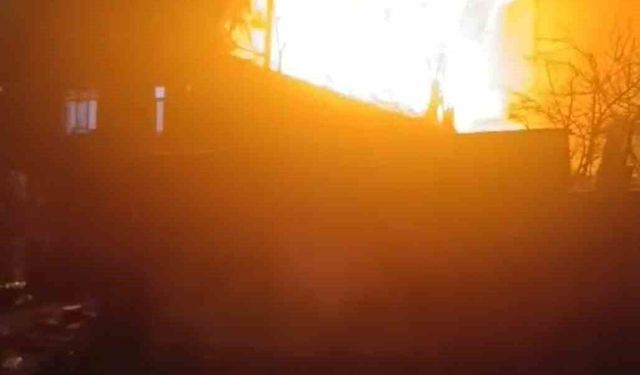 Ümraniye'de korkutan çatı yangını