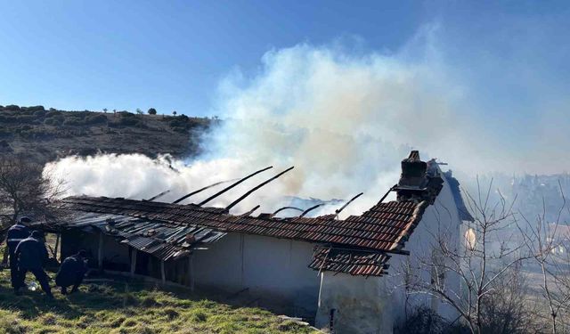 Uşak'ta ev yangını: 1 ölü, 1 yaralı