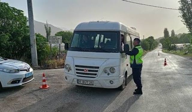 Uşak'ta polis ve jandarmadan okul çevreleri ve servislere sıkı denetim