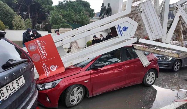 Üsküdar'da tırın üzerindeki ekskavatör tabelaya çarptı: 7 araç zarar gördü