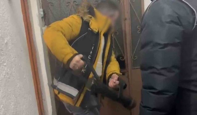 Uyuşturucudan aranan şahıs sığınakta yakalandı