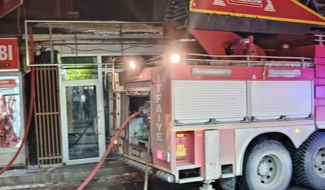 Van'da korkutan yangın: 5 iş yeri zarar gördü