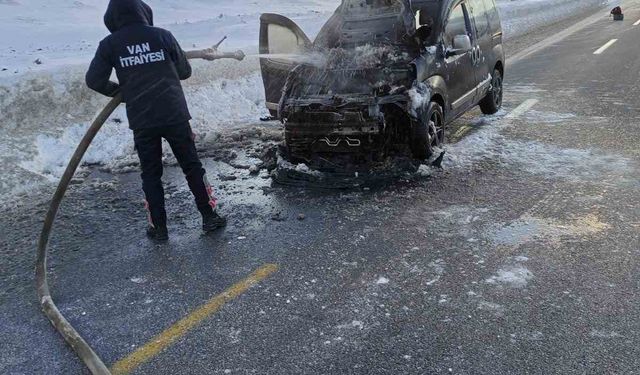 Van'da seyir halindeki kamyonet yandı