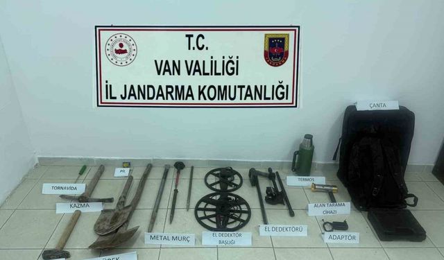 Van'da tarihi kale yakınında kazı yapan 2 kişi yakalandı