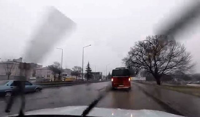 Yağış sonrası çevre yolu 'göle' döndü, bazı araçlar yolda kaldı