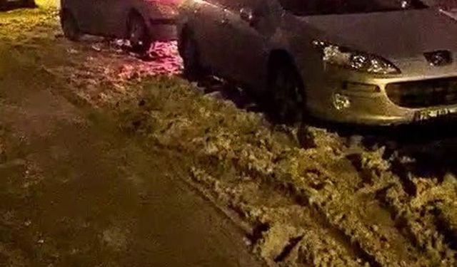 Yakutiye'de park halindeki araç alev alev yandı