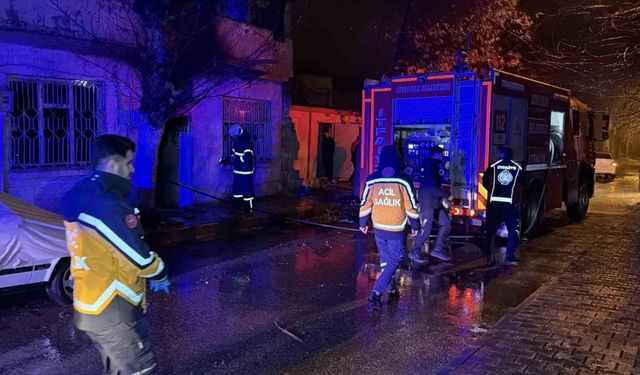 Yalnız yaşayan adamın yaktığı soba, metruk evi alev topuna çevirdi