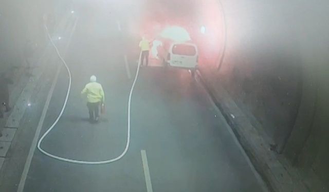 Yanan aracı trafik polisleri söndürdü