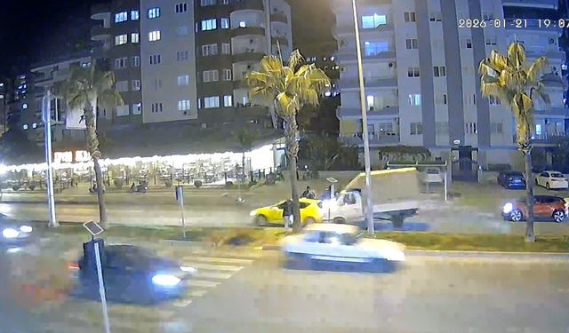 Yayaya yol vermek isterken zincirleme kazaya neden oldu