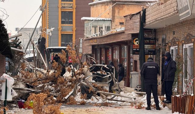 Yoğun kar yağışı Suruç'taki sanat sokağında çökmeye neden oldu