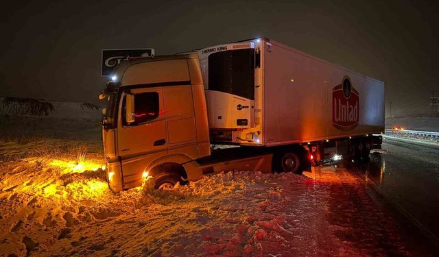 Yol buzlandı, tırlar makasladı