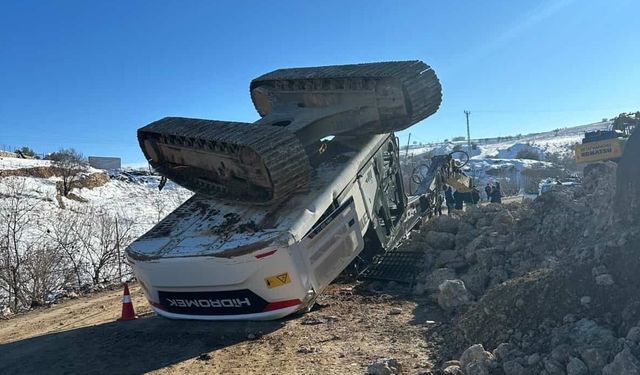 Yol yapım çalışmasında iş makinesi devrildi