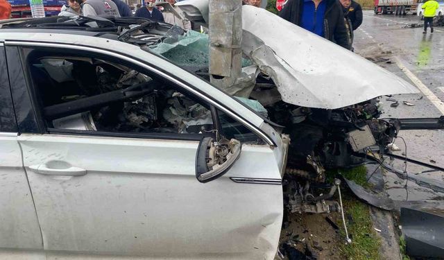 Yoldan çıkıp sinyalizasyon direğine çarpan otomobil parçalandı: 1 yaralı