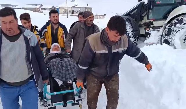Yolu kapanan köyde mahsur kalan hasta 4 saatlik çalışmayla kurtarıldı