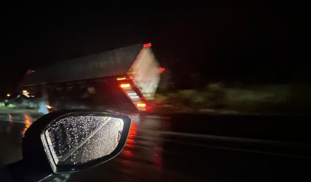 Yüksek gerelim hattı inşaata devrildi