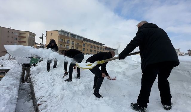 Yüksekova'da 20 kişilik ekibin çatıda kar temizleme mesaisi