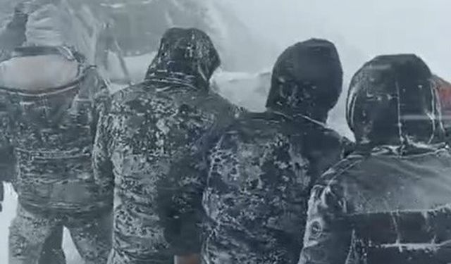 Yüksekova'da taziyeye gidenler fırtınaya yakalandı