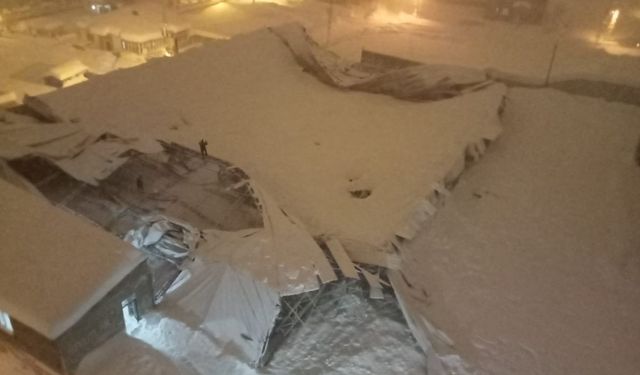 Yüksekova'da yoğun kar nedeniyle halı sahanın çatısı çöktü