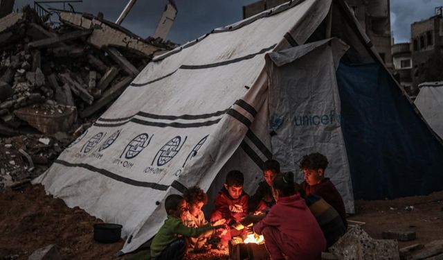 Gazze'de çadırda çıkan yangında Filistinli anne ile çocuğu hayatını kaybetti