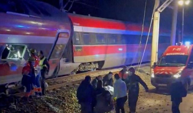 Tren kazasında 1 kişi öldü, 20 kişi yaralandı