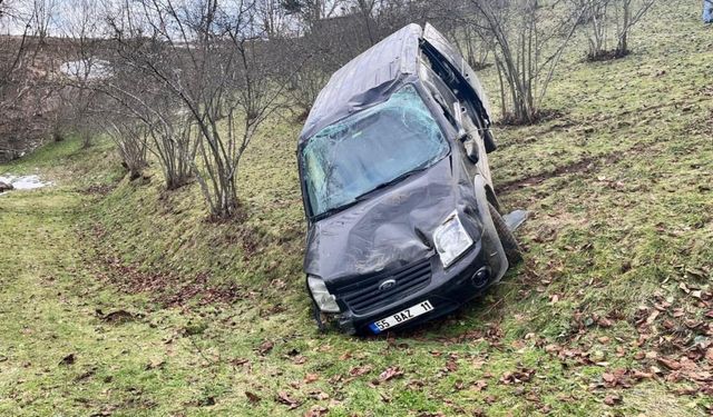 Samsun'da ticari araç fındık bahçesine yuvarlandı: 1 ölü