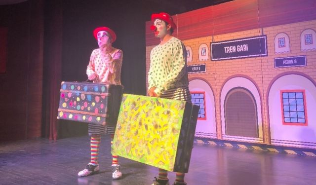 “İki Bavul Dolusu” minik tiyatrosverlerle buluştu