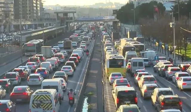 İstanbullu iftarını trafikte açtı
