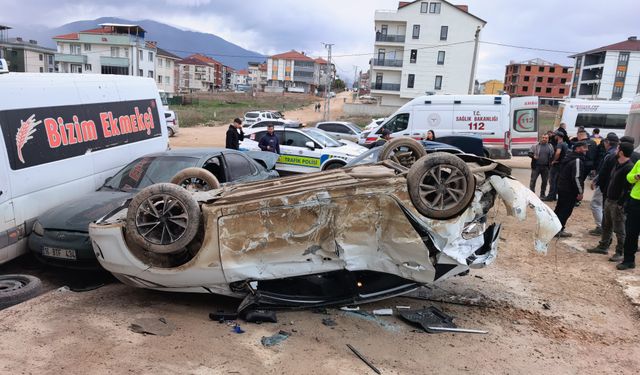 Bursa'da ehliyetsiz sürücü, park halindeki araçlara çarptı: 8 öğrenci yaralandı