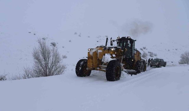 Ağrı'da yoğun kar yağışı: 377 köy yolu ulaşıma kapandı