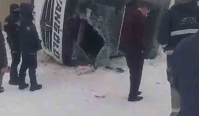 Ağrı'da yolcu otobüsü devrildi: 16 yaralı