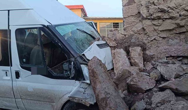 Aksaray'da işçi servisi bahçe duvarına çarptı: 2'si ağır 14 yaralı