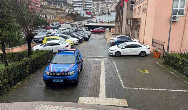 Alaplı'da bir araçta 200 bin adet boş makaron yakalandı