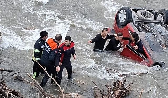 Amasya'da otomobil köprüden Yeşilırmak Nehri'ne uçtu: Anne-kızı ekipler kurtardı