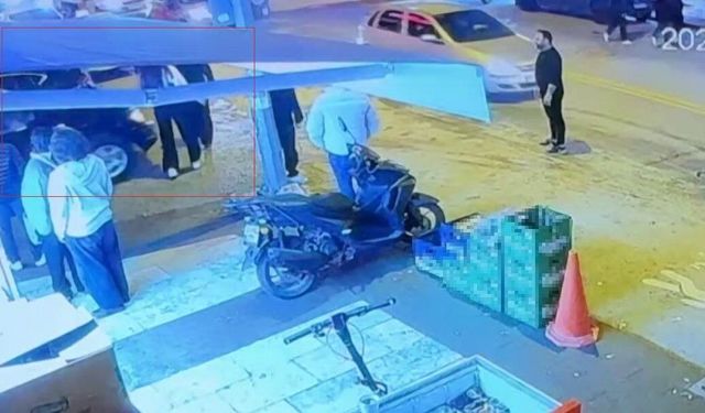 Aniden hareket eden otomobil yaya ve araçların arasına daldı