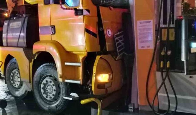 Aydın'da vinç akaryakıt istasyonuna daldı