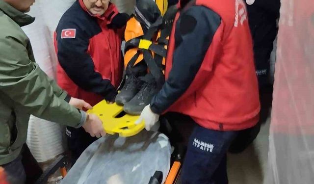 Balıkesir'de asansör boşluğuna düşen adam itfaiye ekiplerince kurtarıldı