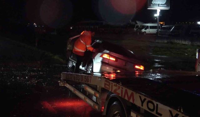 Balıkesir'de otomobilin çarptığı direk devrildi