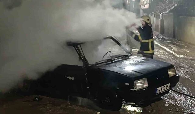 Batman'da park halindeki otomobil alev aldı