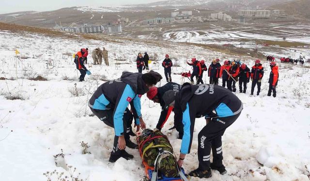 Bayburt'ta gerçeği aratmayan tatbikat: 3 kişi çığ altından çıkarıldı