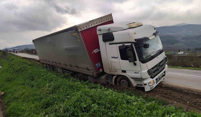Bilecik'te direksiyon hakimiyetini kaybeden tır şarampole düştü